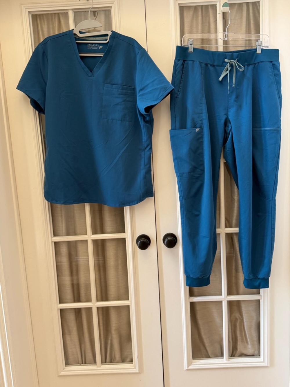 XL Fabletics Women's Teal Scrub Top & Jogger Set NEW